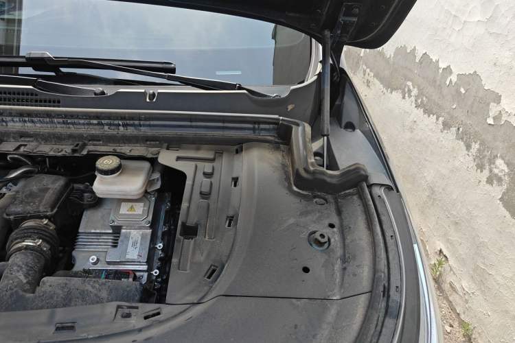 Used VOYAH Dream 2025 PHEV Four-Wheel Drive Excellence Kunpeng Edition Engine Bay Left