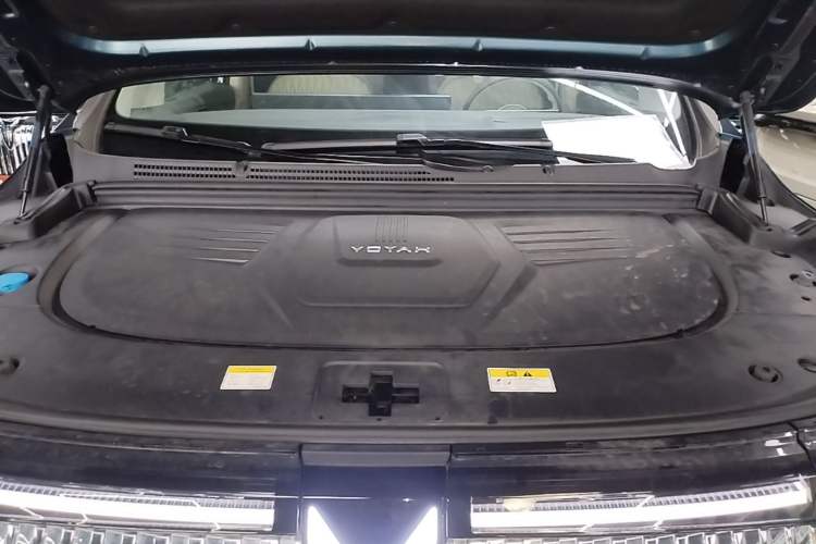 Used VOYAH Dream 2025 PHEV Four-Wheel-Drive Flagship Kunpeng Edition Engine Bay