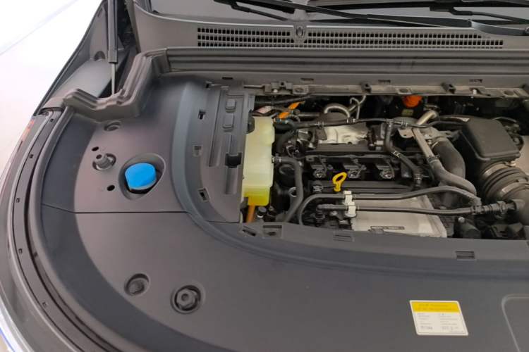 Used VOYAH Dream 2025 PHEV Four-Wheel-Drive Flagship Kunpeng Edition Engine Bay Right