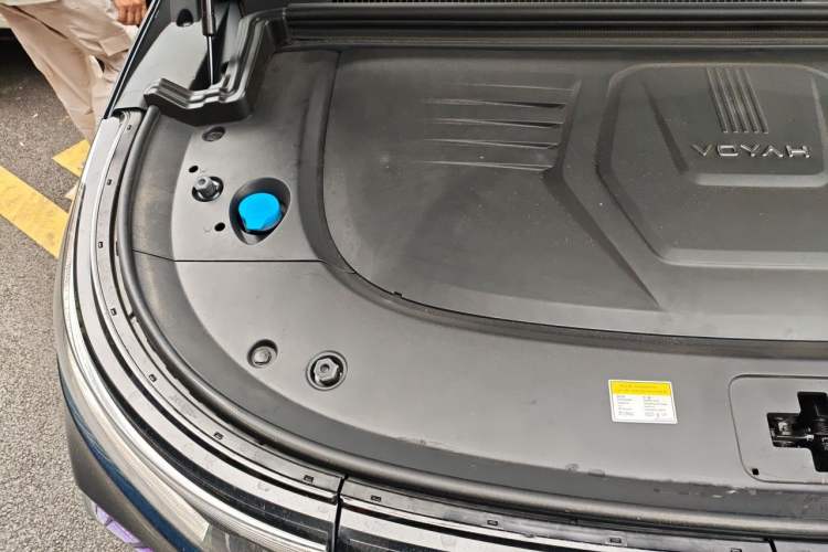Used VOYAH Dream 2025 PHEV Four-Wheel Drive Excellence Kunpeng Edition Engine Bay Right