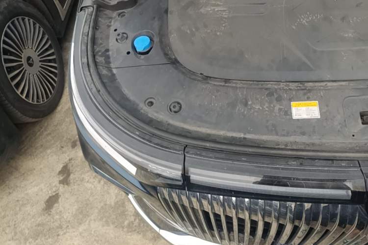 Used VOYAH Dream 2025 PHEV Four-Wheel-Drive Flagship Kunpeng Edition Engine Bay Right