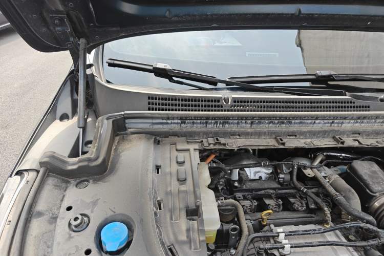 Used VOYAH Dream 2025 PHEV Four-Wheel Drive Excellence Kunpeng Edition Engine Bay Right