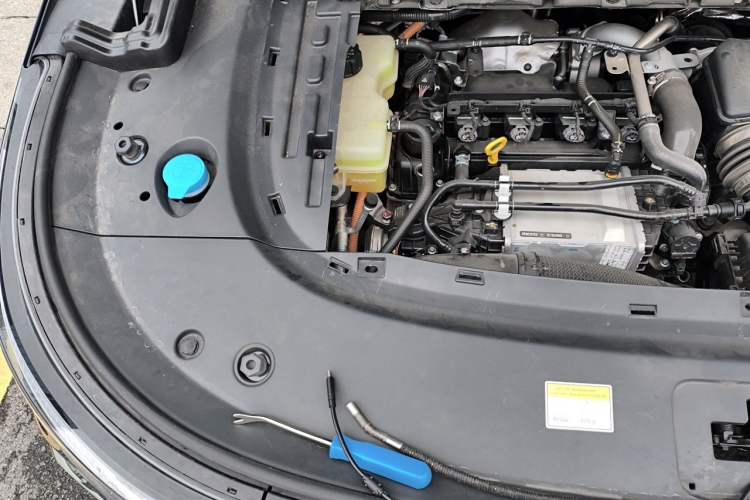 Used VOYAH Dream 2025 PHEV Four-Wheel-Drive Flagship Kunpeng Edition Engine Bay Right