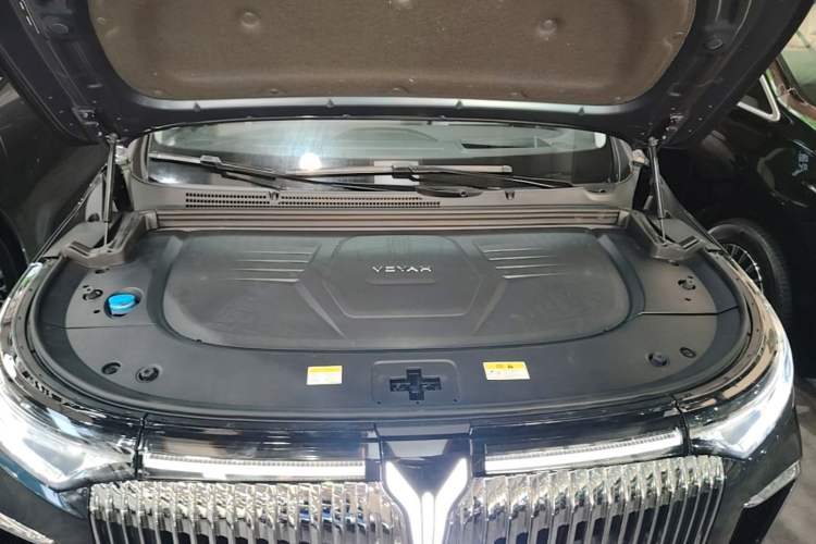 Used VOYAH Dream 2025 PHEV Four-Wheel-Drive Flagship Kunpeng Edition Engine Bay