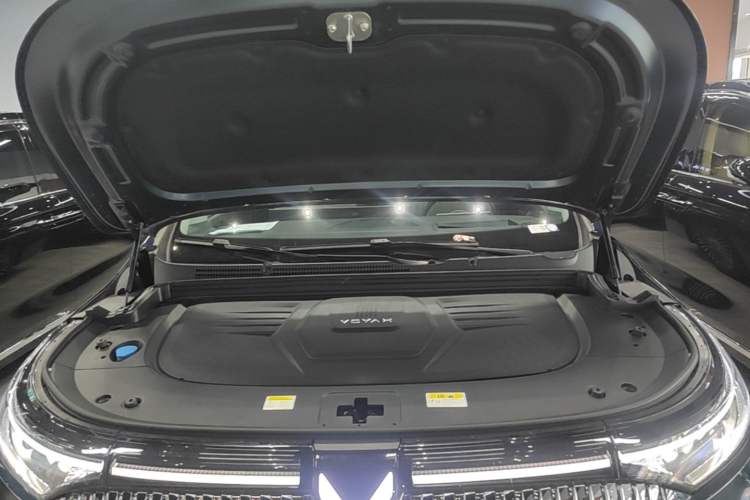 Used VOYAH Dream 2025 PHEV Four-Wheel-Drive Flagship Kunpeng Edition Engine Bay