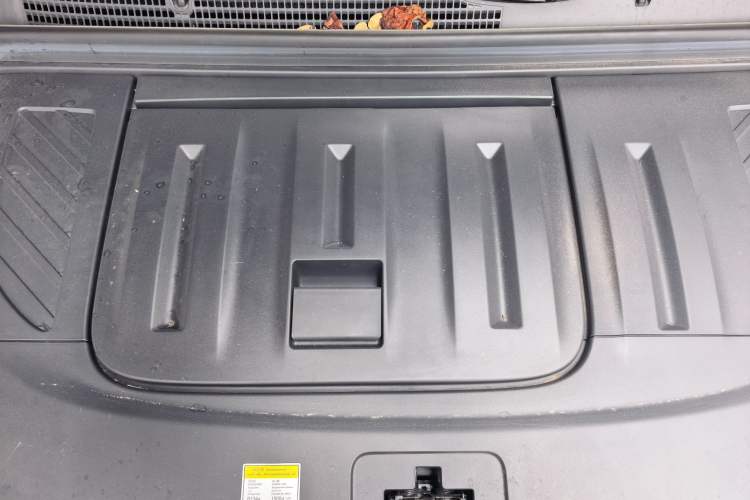 Used VOYAH Dream 2025 EV Four-Wheel Drive Prestige Kunpeng Edition Engine Bay