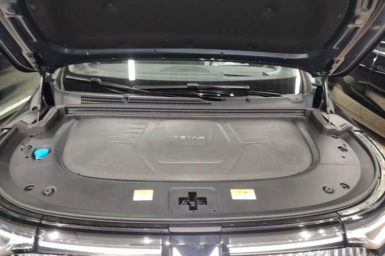 Used VOYAH Dream 2025 PHEV Four-Wheel-Drive Flagship Kunpeng Edition Engine Bay
