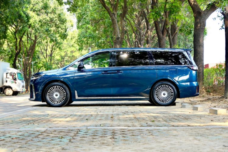 Used VOYAH Dream 2025 PHEV Four-Wheel-Drive Flagship Kunpeng Edition Exterior 1