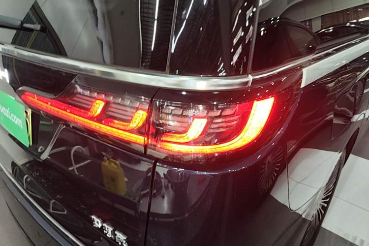 Used VOYAH Dream 2025 PHEV Four-Wheel-Drive Flagship Version – Qiankun Edition Exterior 3