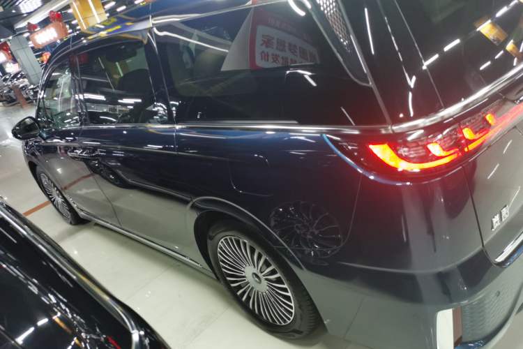 Used VOYAH Dream 2025 PHEV Four-Wheel-Drive Flagship Kunpeng Edition Exterior 3