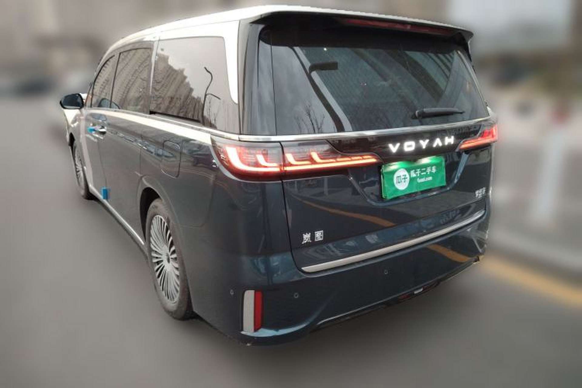 Used VOYAH Dream 2025 PHEV Four-Wheel Drive Excellence Kunpeng Edition Exterior 3