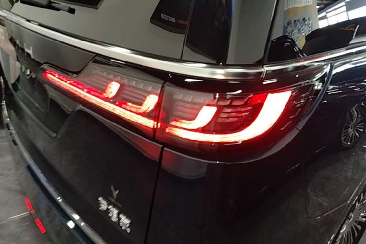 Used VOYAH Dream 2025 PHEV Four-Wheel-Drive Flagship Kunpeng Edition Exterior 3