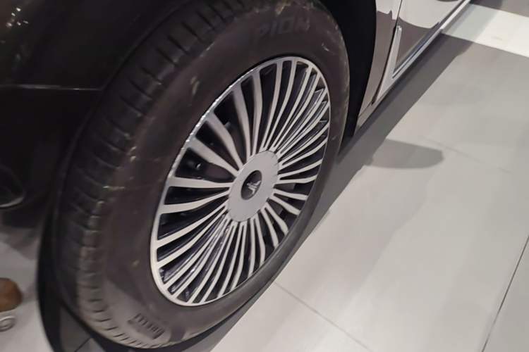 Used VOYAH Dream 2025 PHEV Four-Wheel-Drive Flagship Version – Qiankun Edition Exterior 4
