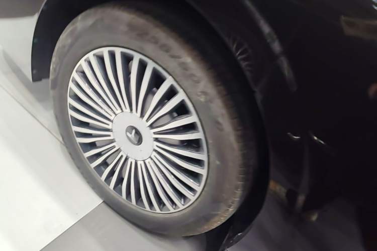 Used VOYAH Dream 2025 PHEV Four-Wheel-Drive Flagship Version – Qiankun Edition Exterior 5