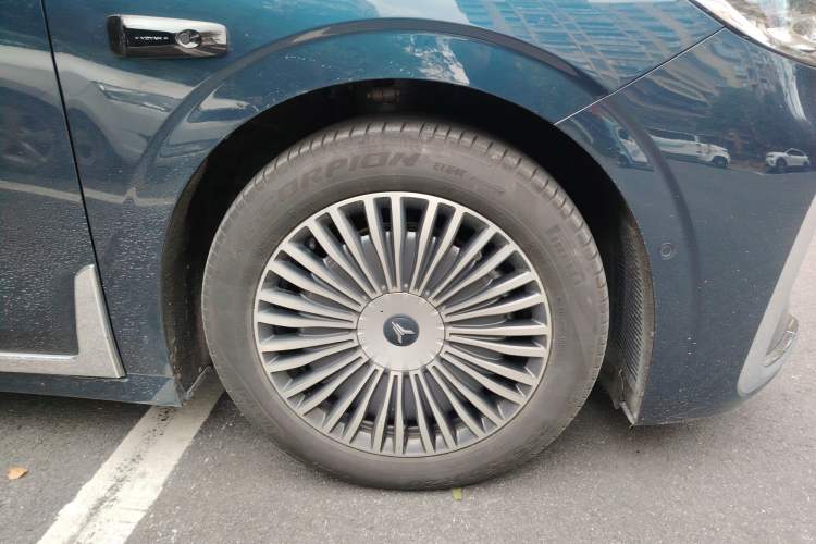 Used VOYAH Dream 2025 PHEV Four-Wheel-Drive Flagship Version – Qiankun Edition Exterior 7