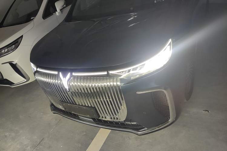 Used VOYAH Dream 2025 PHEV Four-Wheel-Drive Flagship Kunpeng Edition Front
