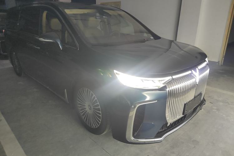 Used VOYAH Dream 2025 PHEV Four-Wheel-Drive Flagship Kunpeng Edition Front Right 45 Deg