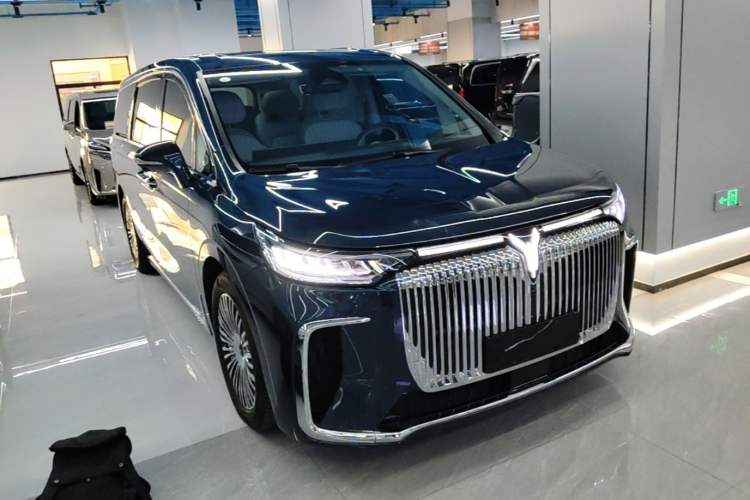 Used VOYAH Dream 2025 PHEV Four-Wheel-Drive Flagship Kunpeng Edition Front Right 45 Deg