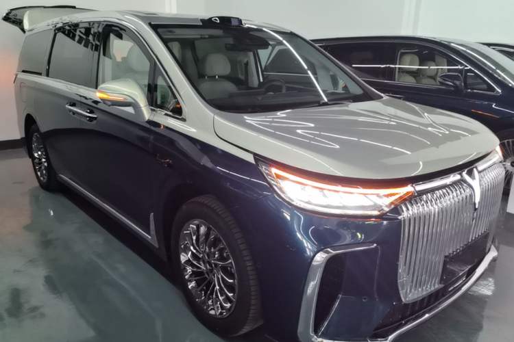 Used VOYAH Dream 2025 EV Four-Wheel-Drive Flagship Qiankun Version Front Right 45 Deg