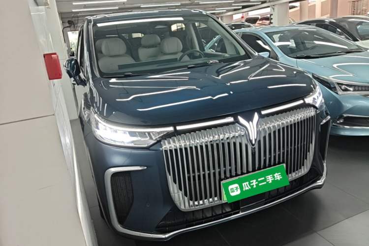 Used VOYAH Dream 2025 PHEV Four-Wheel Drive Prestige Kunpeng Edition Front Right 45 Deg