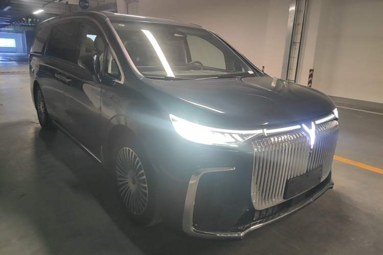 Used VOYAH Dream 2025 PHEV Four-Wheel-Drive Flagship Kunpeng Edition Front Right 45 Deg