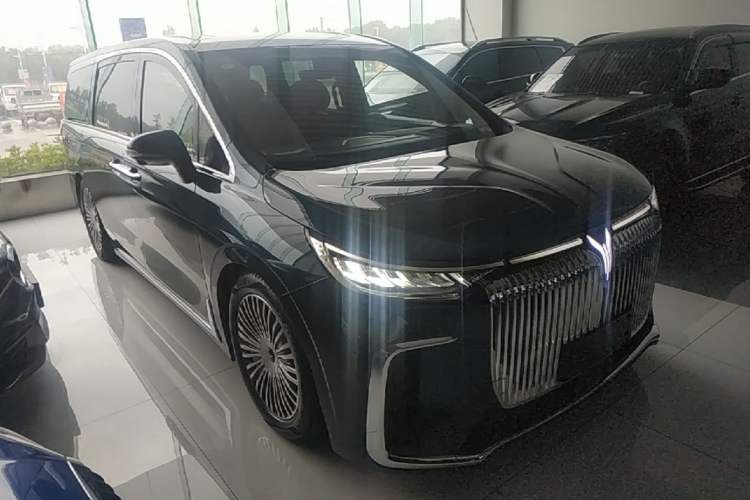 Used VOYAH Dream 2025 PHEV Four-Wheel-Drive Flagship Kunpeng Edition Front Right 45 Deg