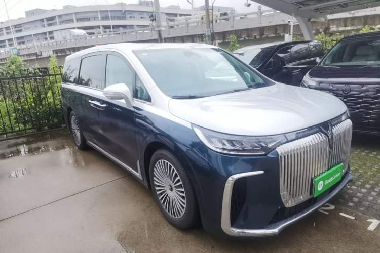 Used VOYAH Dream 2025 PHEV Four-Wheel-Drive Flagship Kunpeng Edition Front Right 45 Deg