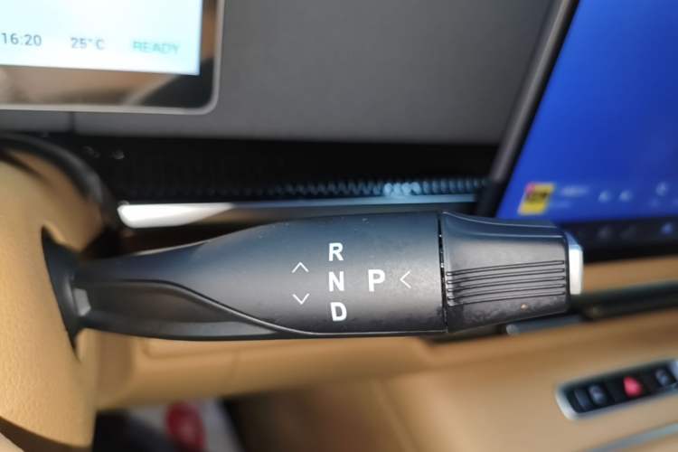 Used VOYAH Dream 2025 PHEV Four-Wheel Drive Excellence Kunpeng Edition Gear Lever