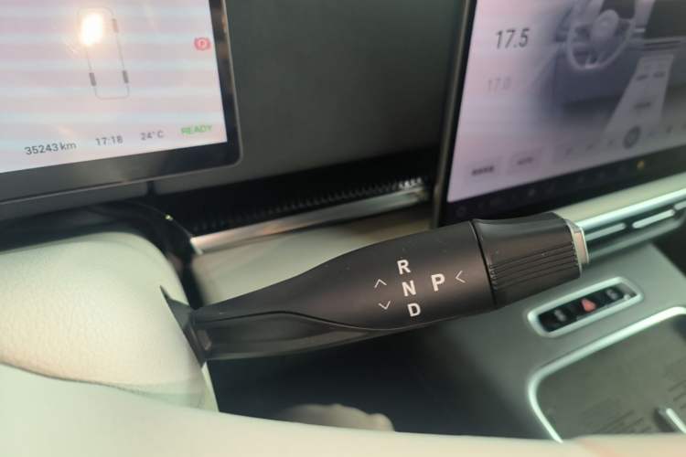 Used VOYAH Dream 2025 PHEV Four-Wheel-Drive Flagship Kunpeng Edition Gear Lever