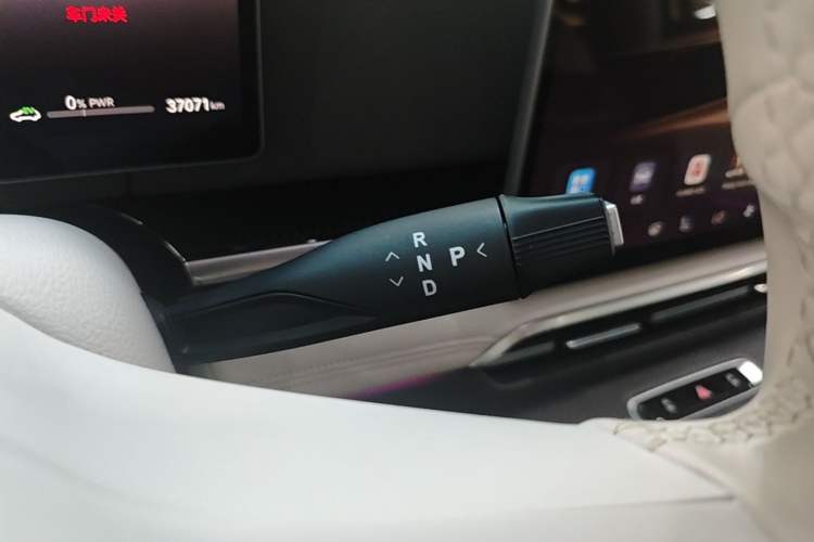 Used VOYAH Dream 2025 PHEV Four-Wheel-Drive Flagship Version – Qiankun Edition Gear Lever