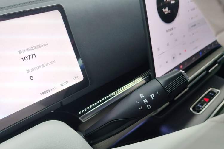Used VOYAH Dream 2025 PHEV Four-Wheel-Drive Flagship Kunpeng Edition Gear Lever