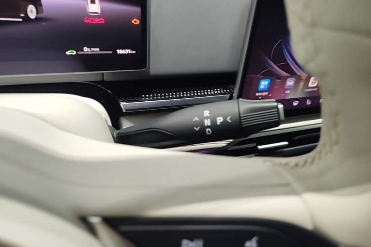 Used VOYAH Dream 2025 PHEV Four-Wheel-Drive Flagship Version – Qiankun Edition Gear Lever