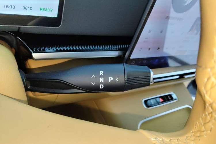 Used VOYAH Dream 2025 PHEV Four-Wheel Drive Excellence Kunpeng Edition Gear Lever
