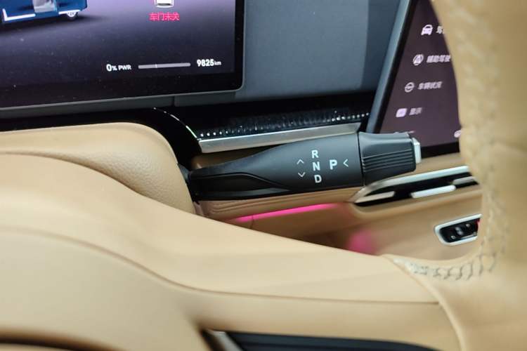Used VOYAH Dream 2025 EV Four-Wheel Drive Prestige Qiankun Edition Gear Lever