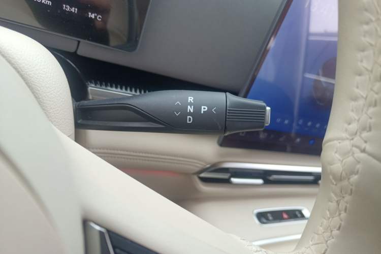 Used VOYAH Dream 2025 EV Four-Wheel Drive Flagship Kunpeng Edition Gear Lever