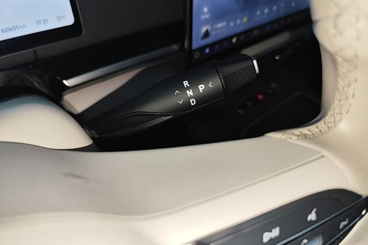 Used VOYAH Dream 2025 PHEV Four-Wheel-Drive Flagship Kunpeng Edition Gear Lever