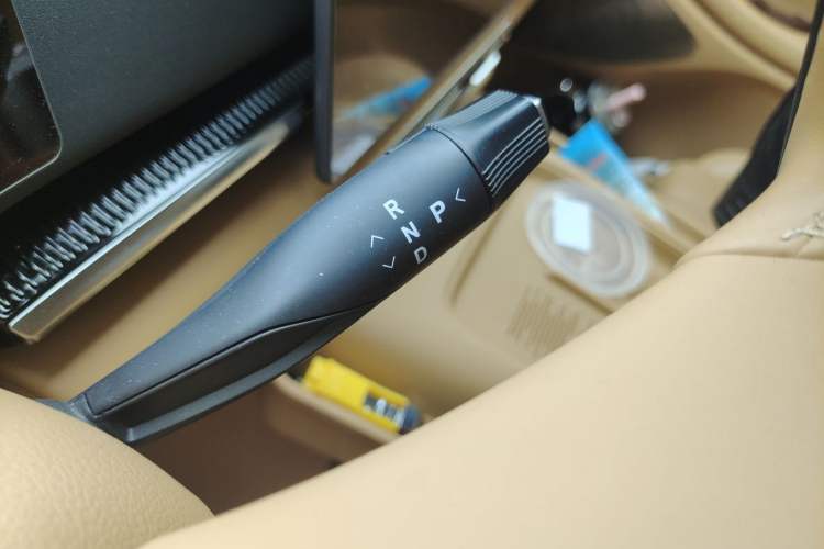 Used VOYAH Dream 2025 PHEV Four-Wheel Drive Prestige Kunpeng Edition Gear Lever