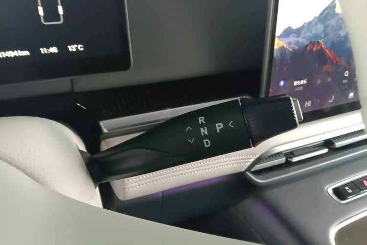 Used VOYAH Dream 2025 PHEV Four-Wheel-Drive Flagship Kunpeng Edition Gear Lever