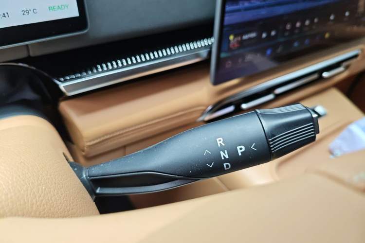 Used VOYAH Dream 2025 PHEV Four-Wheel Drive Excellence Kunpeng Edition Gear Lever