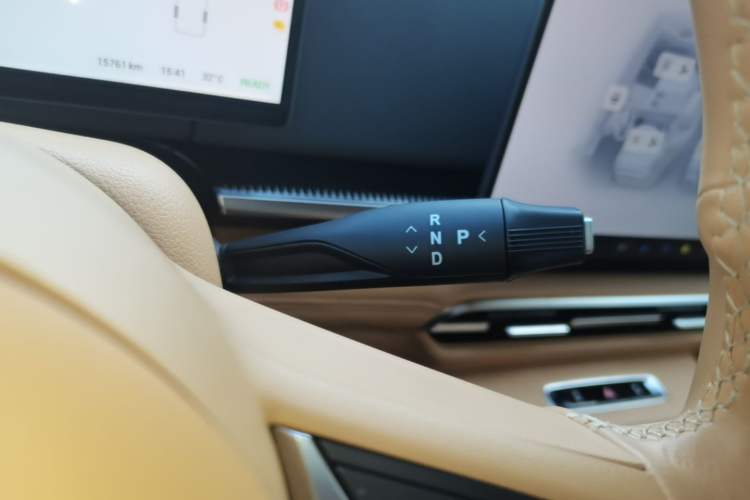 Used VOYAH Dream 2025 PHEV Four-Wheel-Drive Flagship Kunpeng Edition Gear Lever