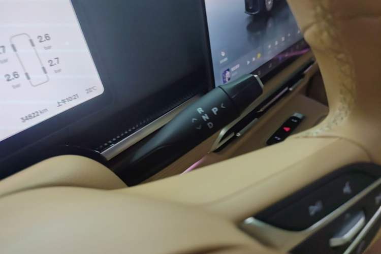 Used VOYAH Dream 2025 PHEV Four-Wheel Drive Prestige Kunpeng Edition Gear Lever