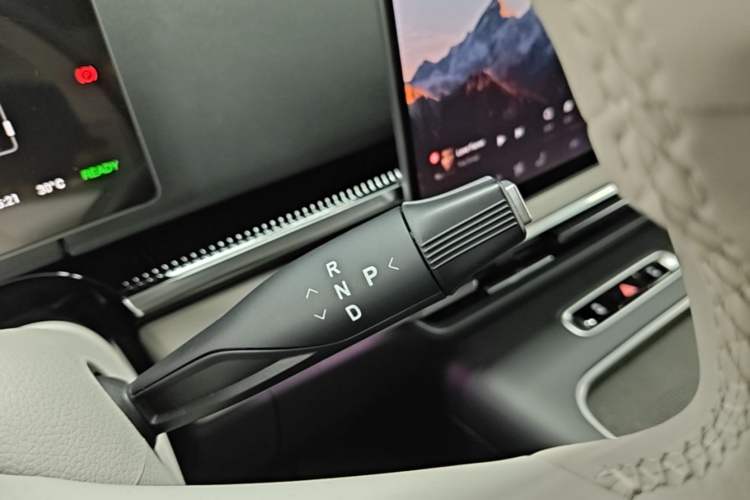 Used VOYAH Dream 2025 PHEV Four-Wheel-Drive Flagship Kunpeng Edition Gear Lever