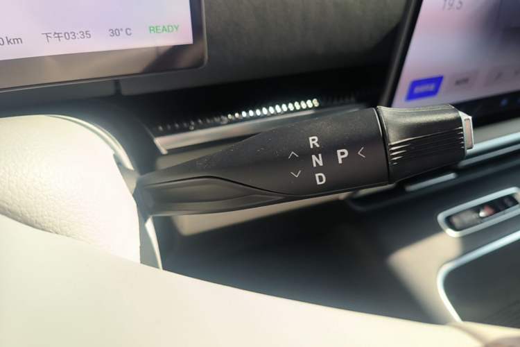 Used VOYAH Dream 2025 PHEV Four-Wheel-Drive Flagship Kunpeng Edition Gear Lever