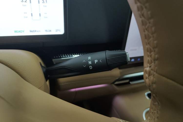 Used VOYAH Dream 2025 PHEV Four-Wheel-Drive Flagship Kunpeng Edition Gear Lever