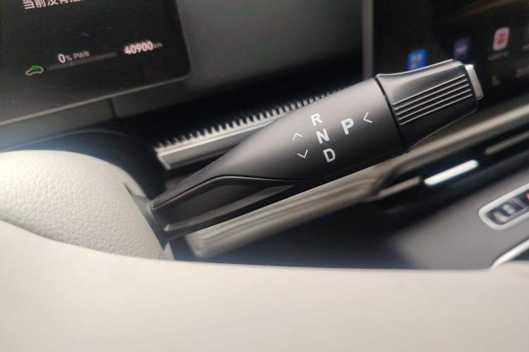 Used VOYAH Dream 2025 PHEV Four-Wheel-Drive Flagship Version – Qiankun Edition Gear Lever