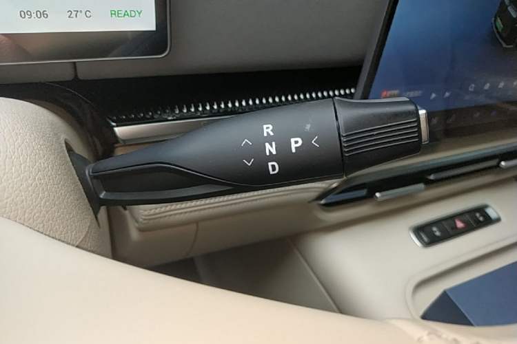Used VOYAH Dream 2025 PHEV Four-Wheel Drive Prestige Kunpeng Edition Gear Lever