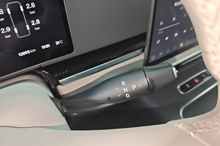 Used VOYAH Dream 2025 PHEV Four-Wheel Drive Prestige Kunpeng Edition Gear Lever