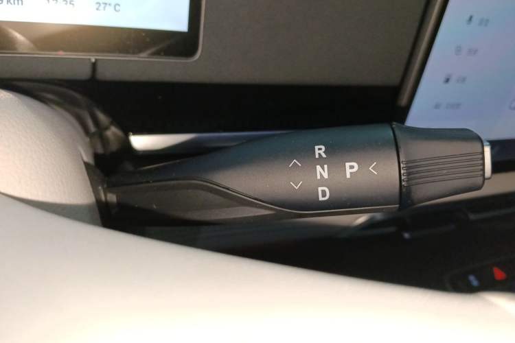Used VOYAH Dream 2025 PHEV Four-Wheel Drive Prestige Kunpeng Edition Gear Lever