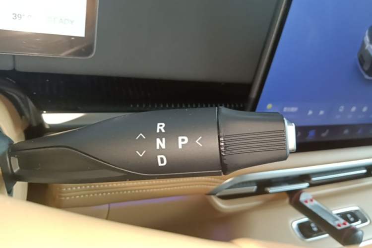Used VOYAH Dream 2025 PHEV Four-Wheel-Drive Flagship Kunpeng Edition Gear Lever