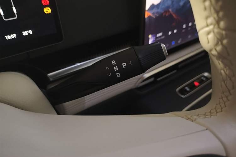 Used VOYAH Dream 2025 PHEV Four-Wheel-Drive Flagship Kunpeng Edition Gear Lever